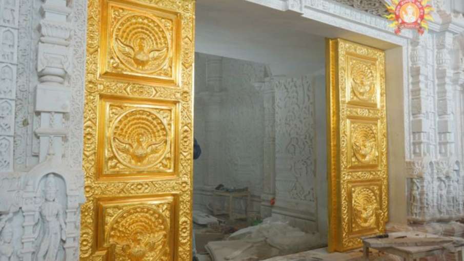 गर्भ गृह के द्वार लग गए सोने के गेट