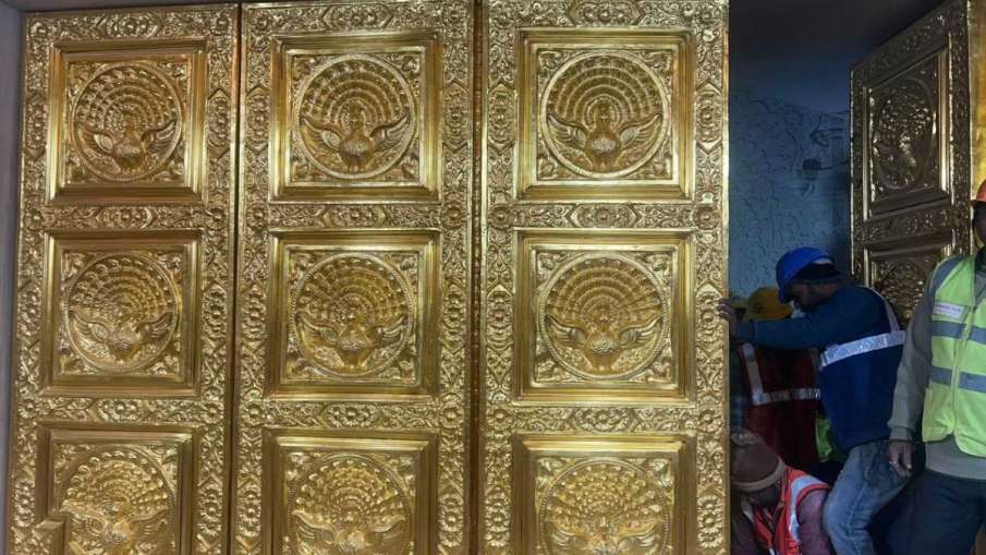 गर्भ गृह के द्वार लग गए सोने के गेट