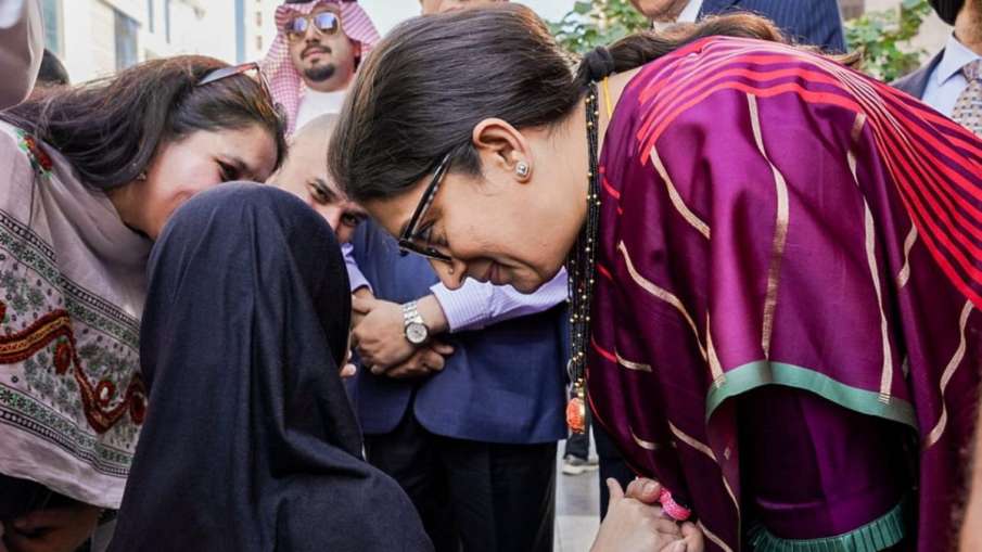 सऊदी अरब मदीना शहर का दौरा स्मृति ईरानी से करता है। सऊदी अरब मदीना शहर का दौरा स्मृति ईरानी से करता है।