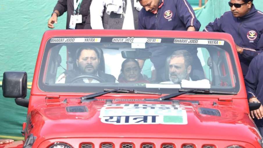 कार चलाते तेजस्वी यादव