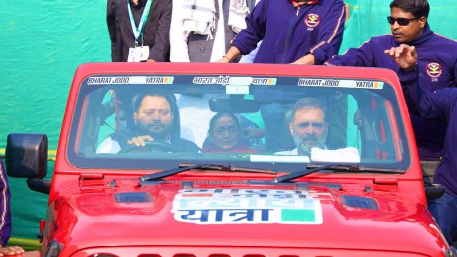 राहुल गांधी को कार में बैठाकर ड्राइव करते तेजस्वी यादव