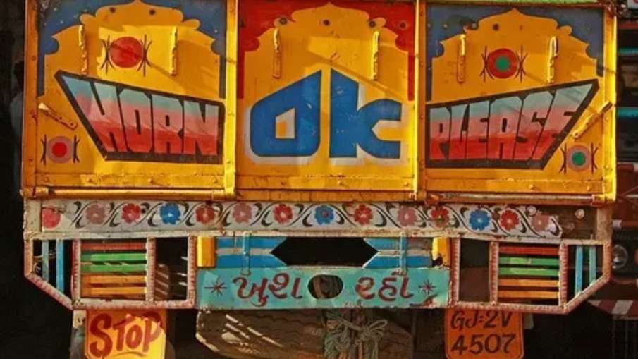 ट्रक के पीछे लिखा Horn Ok Please