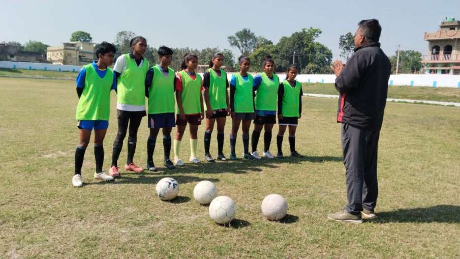 फुटबाल खेलती लड़कियां