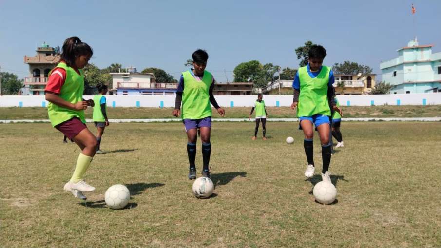 फुटबाल खेलती लड़कियां