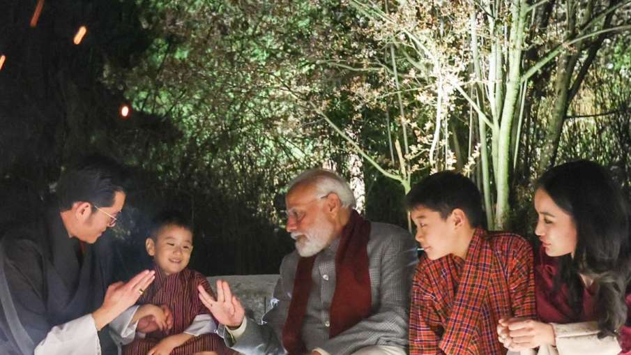 भूटान के राजा के बच्चों के साथ पीएम मोदी