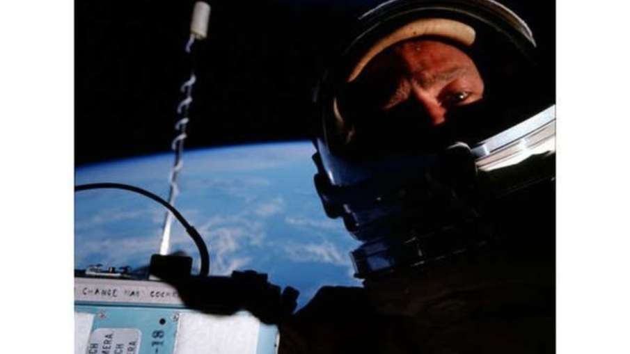 अंतरिक्ष में सेल्फी लेते हुए वैज्ञानिक बज एलड्रिन