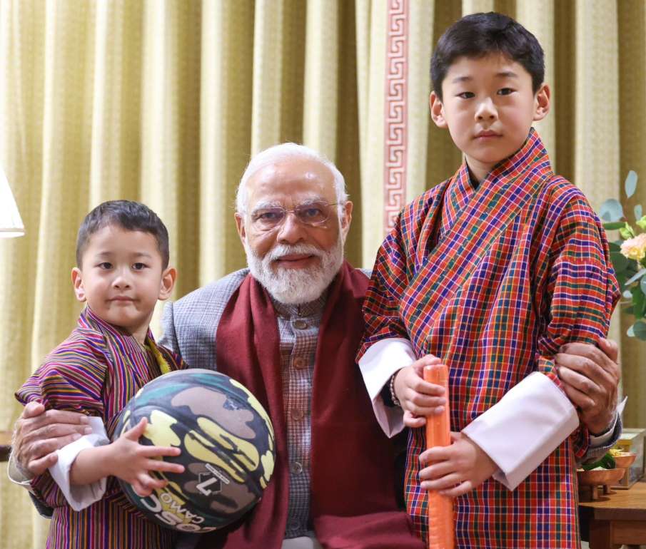 भूटान के राजा के बच्चों के साथ पीएम मोदी