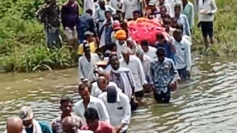 अंतिम संस्कार के लिए नदी पार करते लोग
