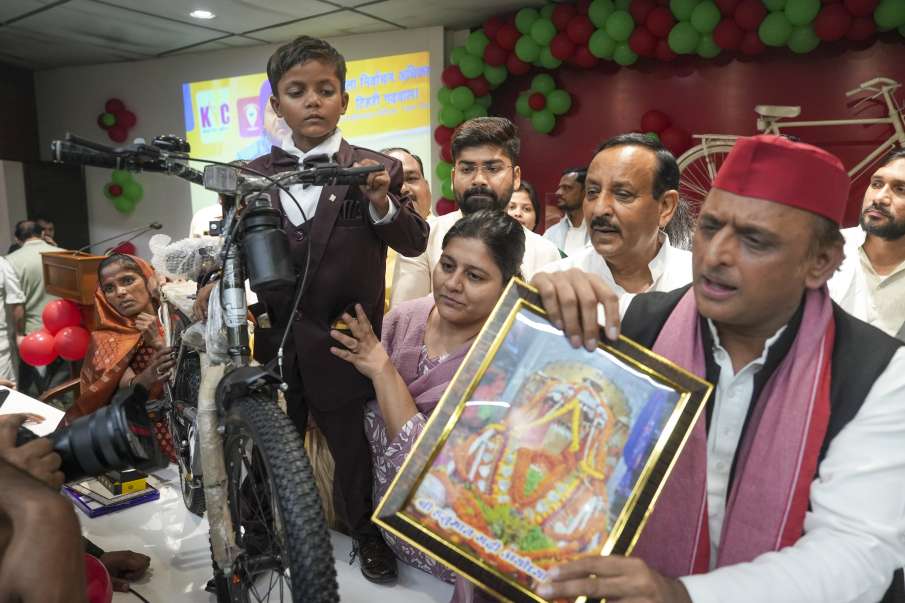 Akhilesh Yadav celebrated Khazanchi's 8th birthday