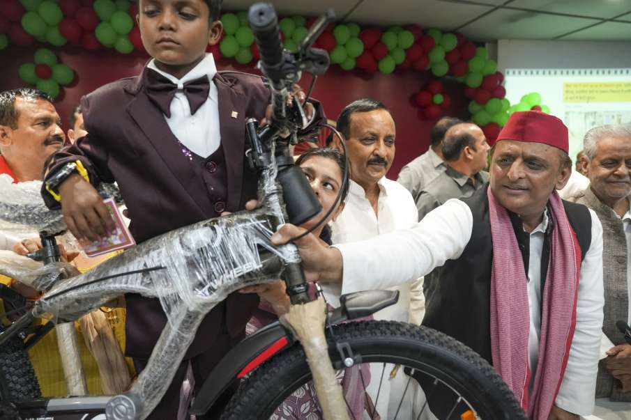 Akhilesh Yadav celebrated Khazanchi's 8th birthday