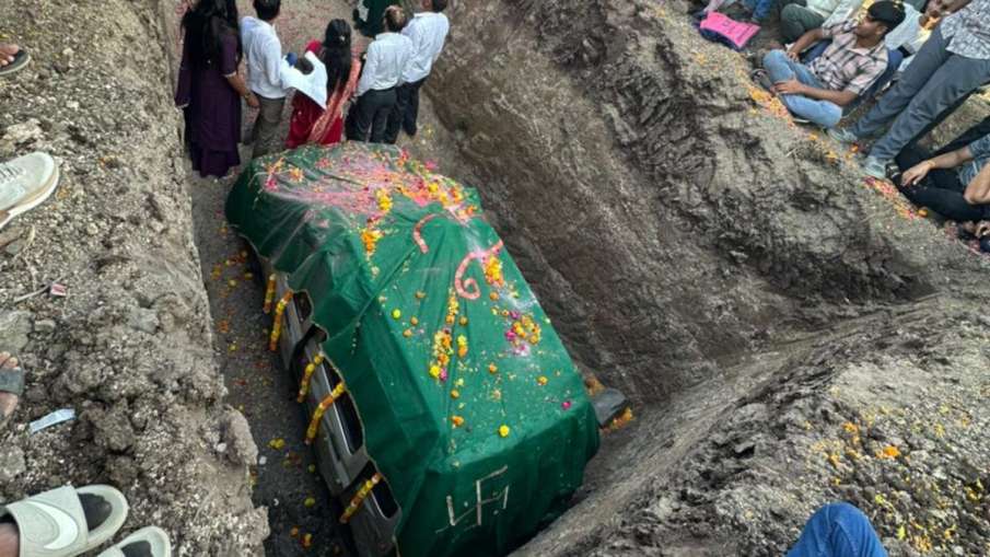 किसान ने लकी कार को खेत में दी समाधि किसान ने लकी कार को खेत में दी समाधि