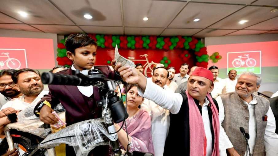 Akhilesh Yadav celebrated Khazanchi's 8th birthday