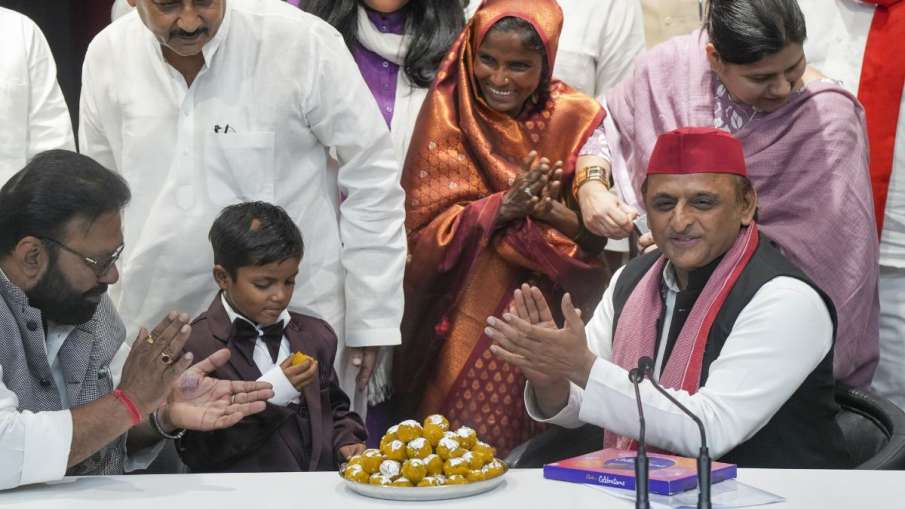 Akhilesh Yadav celebrated Khazanchi's 8th birthday