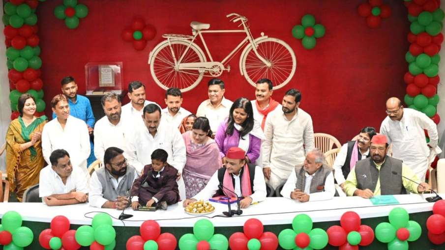 Akhilesh Yadav celebrated Khazanchi's 8th birthday