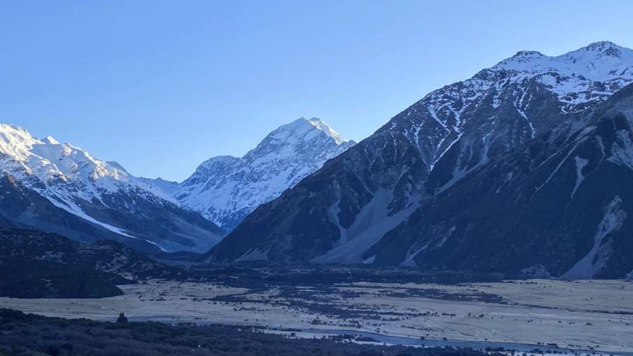 New Zealand highest peak, Aoraki (Centre)