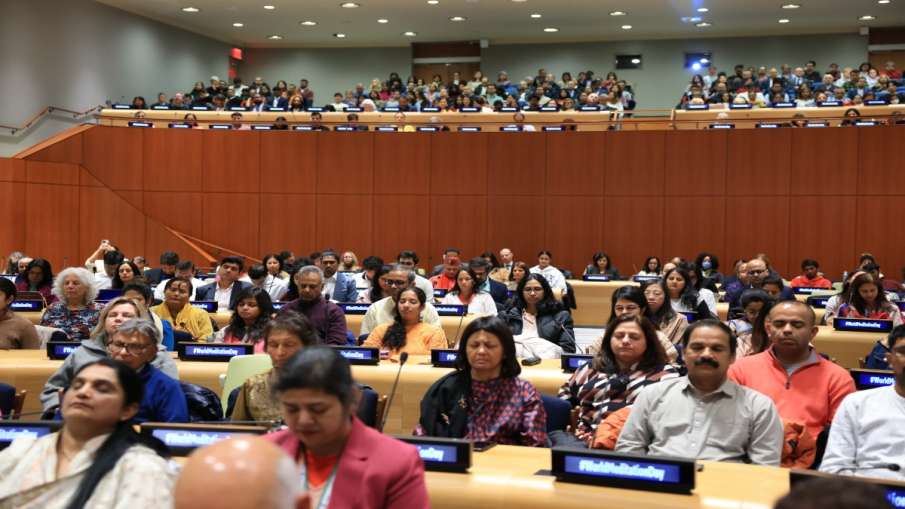 Participantes meditando na ONU