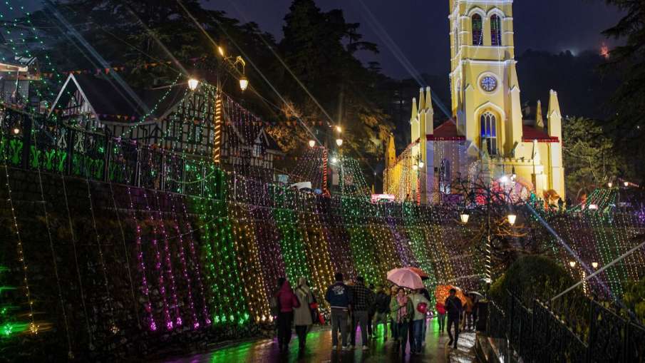 क्रिसमस और न्यू ईयर को लेकर सजा बाजार।