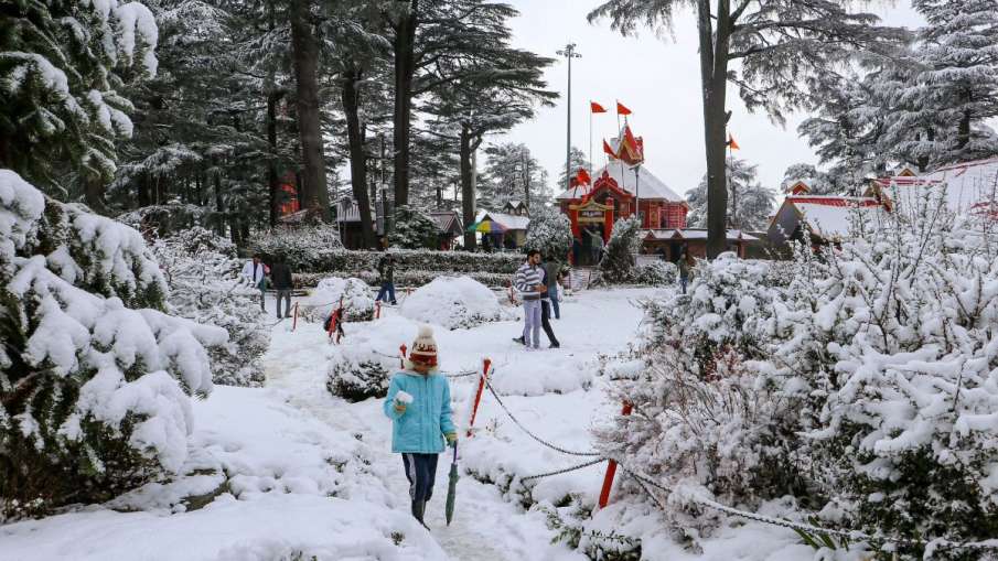 बर्फबारी का लुत्फ उठा रहे पर्यटक।