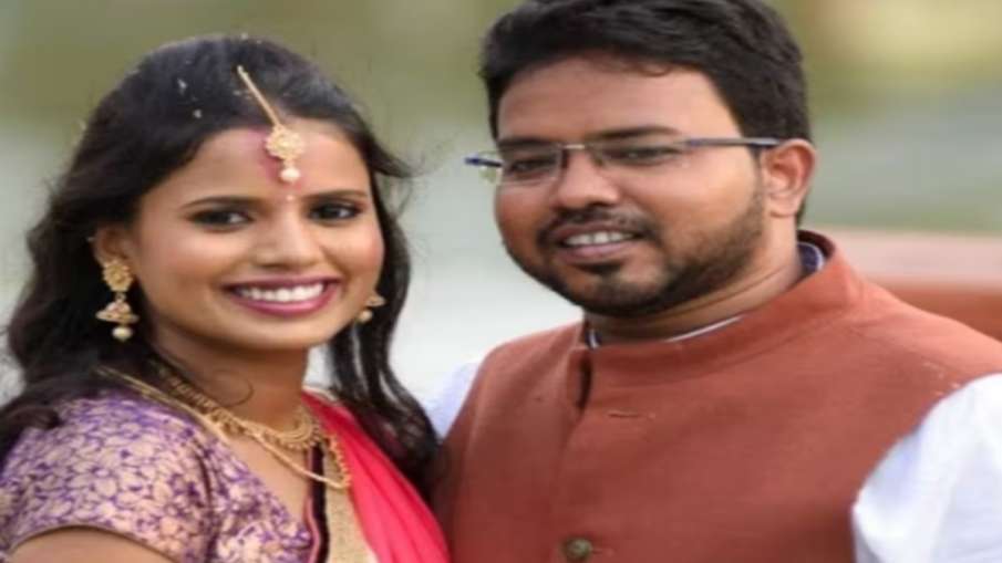 पति के साथ संजीता महापात्रा