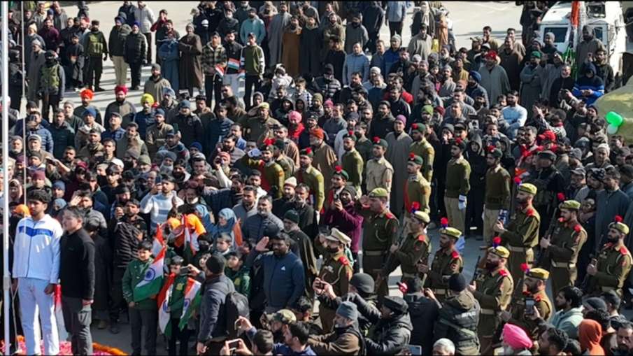 तिरंगा लहराता देख भावुक हुए लोग