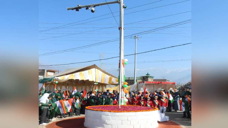 त्राल चौक पर झंडा रोहण