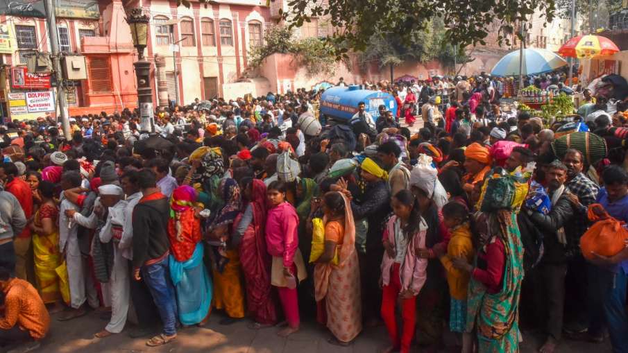 बाबा विश्वनाथ के दर्शन के लिए उमड़ी भीड़