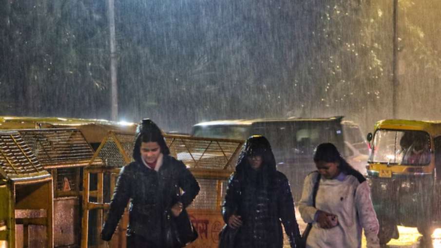 Meninas encharcadas de chuva