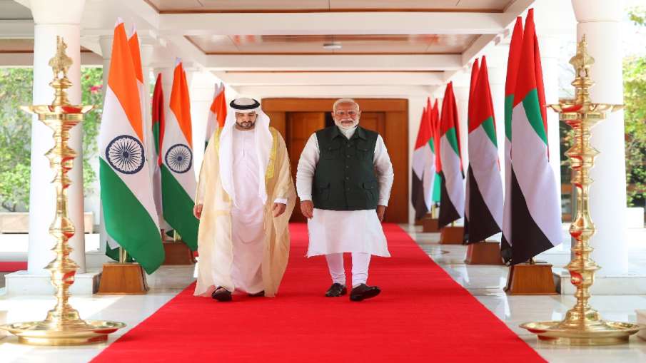 दुबई के क्राउन प्रिंस शेख हमदान बिन मोहम्मद अल मकतूम (थ), पीएम नरेंद्र मोदी (R)