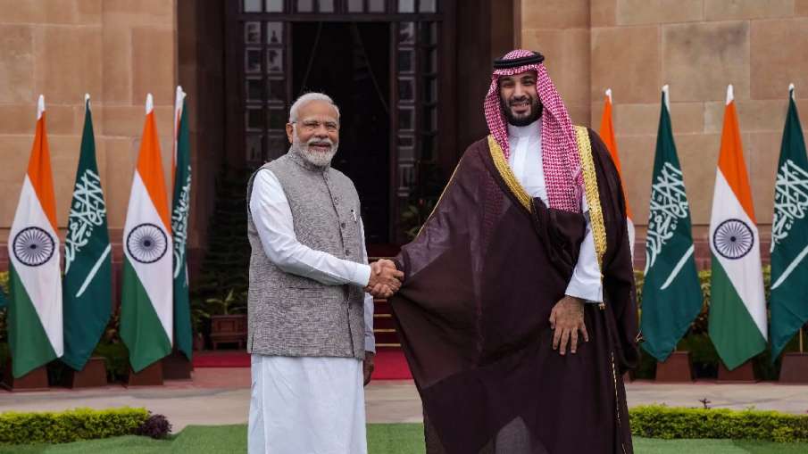 सऊदी अरब के क्राउन प्रिंस मोहम्मद बिन सलमान (R) पीएम मोदी (L)