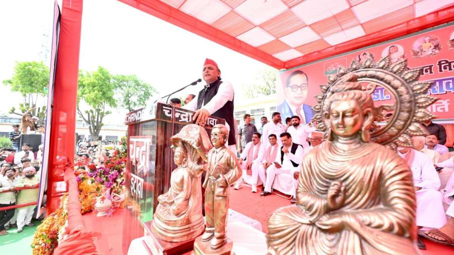 अखिलेश ने किया अंबेडकर की प्रतिमा का अनावरण