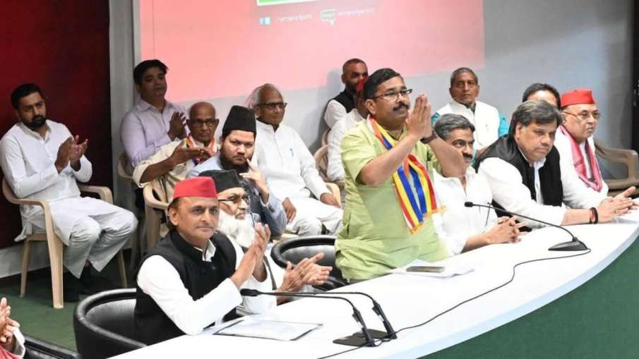सपा में शामिल होते दद्दू प्रसाद