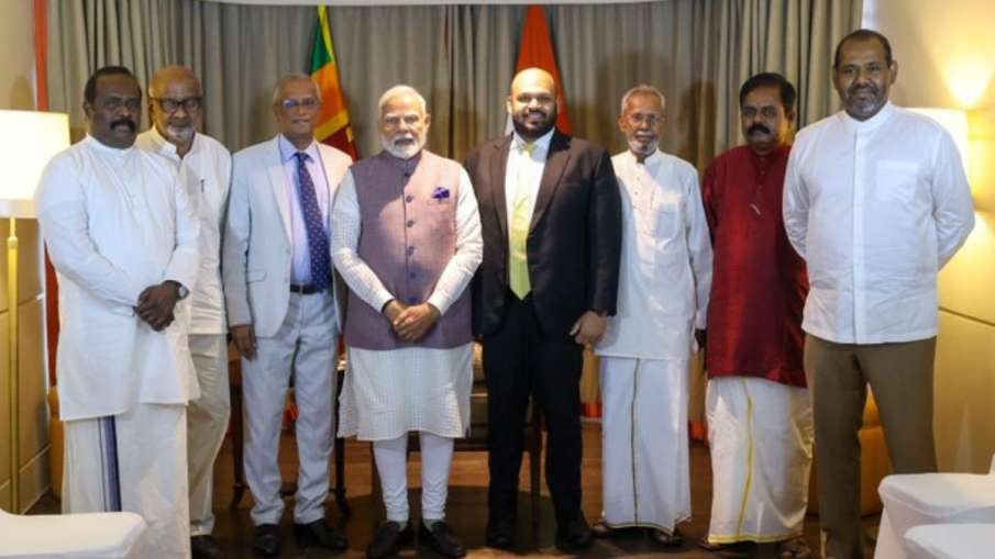 श्रीलंका में तमिल नेताओं से मिलते पीएम मोदी। 