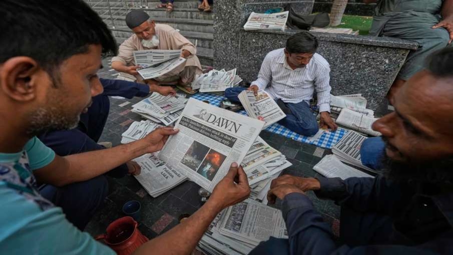 People reading newspapers in Pakistan