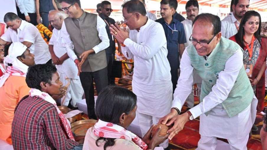 लाभार्थियों को गृह प्रवेश करता शिवराज सिंह चौहान और सीएम साय