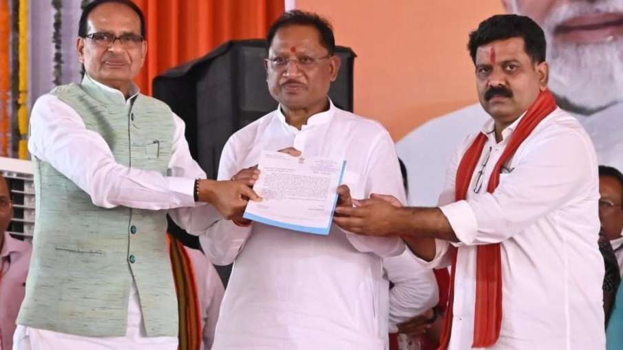 शिवराज सिंह ने मुख्यमंत्री को सौंपा 3 लाख 700 पीएम आवासों का स्वीकृति पत्र