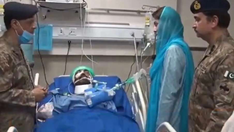 Maryam Nawaz meeting injured soldiers.