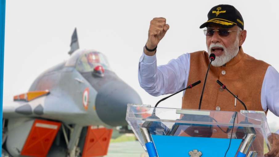 पीएम मोदी और पीछे खड़ा मिग-21 लड़ाकू विमान