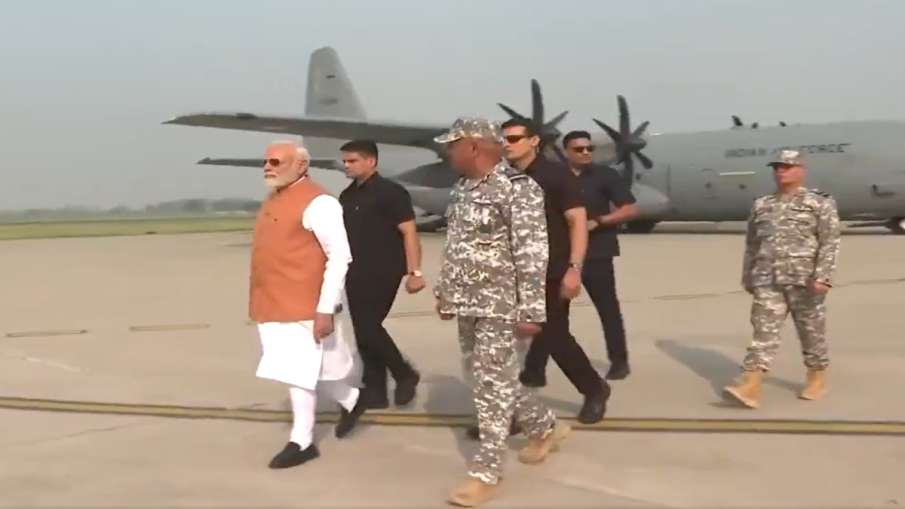 आदमपुर के रनवे पर उतरा सेना का विमान, पैदल चलते हुए पीएम मोदी