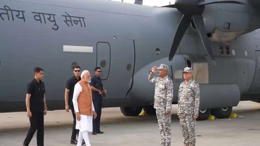 आदमपुर एयरबेस में उतरा वायु सेना का विमान