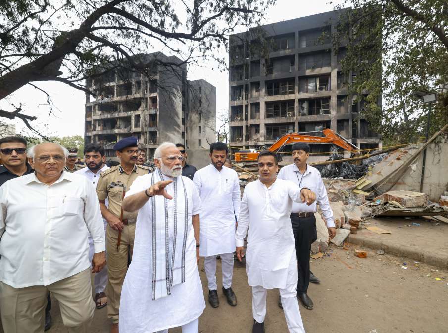 पीएम मोदी ने किया घटनास्थल का दौरा पीएम मोदी ने किया घटनास्थल का दौरा