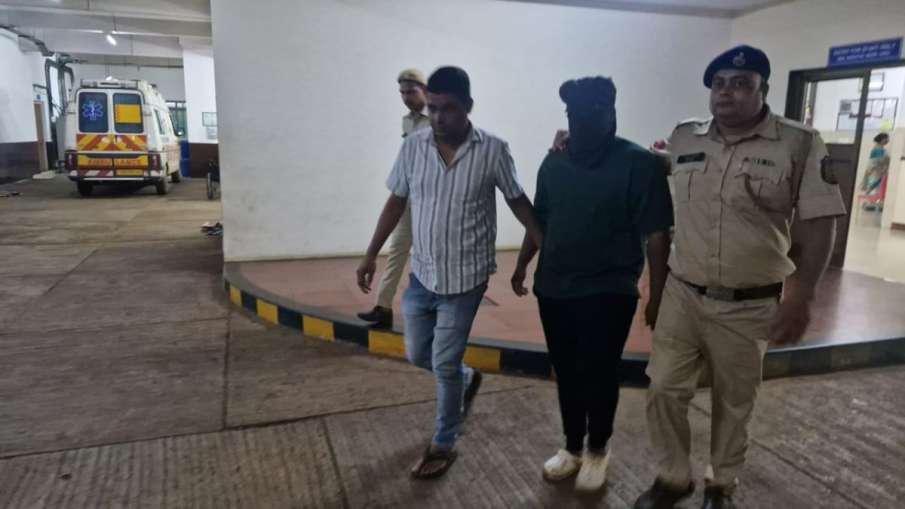 पुलिस की हिरासत में आरोपी पुलिस की हिरासत में आरोपी