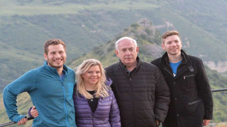 बेंजामिन नेतन्याहू और उनका परिवार (From left to right) Avner (Son), Sara (Wife), Benjamin netanyahu,