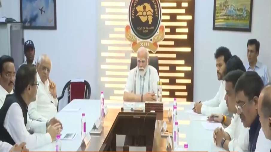 समीक्षा बैठक कर रहे पीएम मोदी