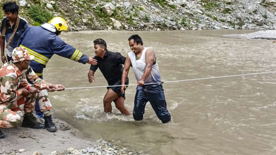 चलाया जा रहा रेस्क्यू ऑपरेशन