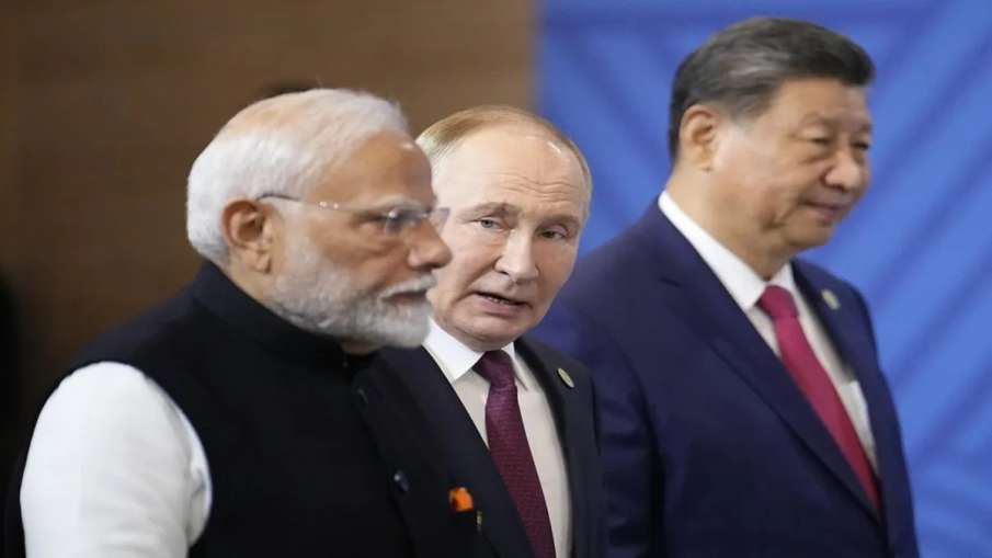 Narendra Modi (L) Vladimir Putin (M) Xi Jinping (R)