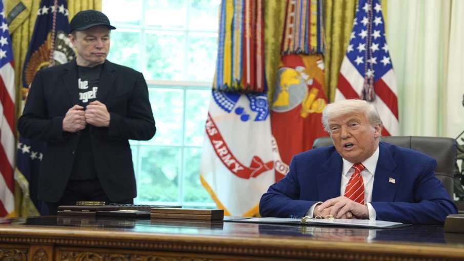 Donald Trump (R) Alan Musk (L)