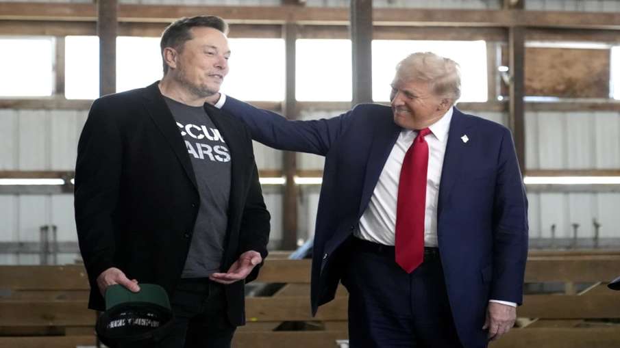US President Donald Trump (R) billionaire businessman Alan Musk (L)