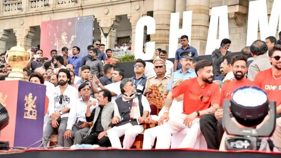 DK Shivkumar sitting with RCB team