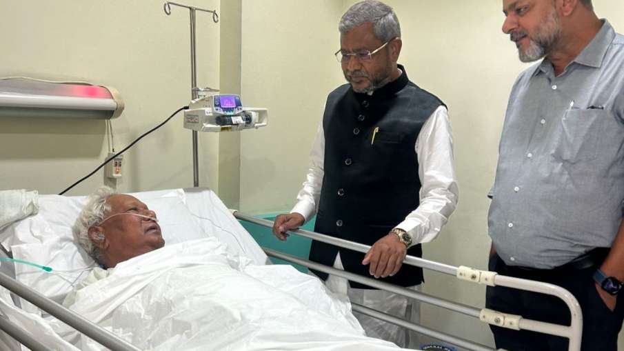 करिया मुंडे से मिलते हुए बाबूलाल मरांडी