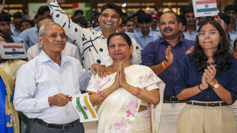 shubhanshu shukla parents